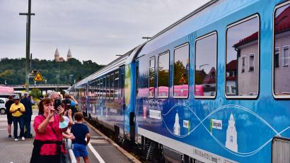 Bild: Dietmar Zwick/exb
Der EU-Sonderzug „Connecting Europe Express“ (CEE) hielt am am Schwandorf Hauptbahnhof, seiner ersten Station in Deutschland.