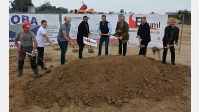 Bild: jr
Zum offiziellen Spatenstich für das Neubauprojekt der Firma Schmeller Bad und Heizung trafen sich (von rechts) Architekt Thomas Sticht, Bürgermeister Stefan Grillmeier, Norbert und Felix Schmeller, Bauunternehmer Stefan Bäuml, Bauleiter Sebastian Gradl, Simon Bergler (Geschäftsführer der Firma Noba) und Polier Stefan Wurm (Bauunternehmen Bäuml).