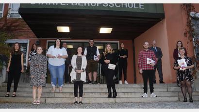 Bild: mfh
Drei Kreispreise, vier Preise des Zweckverbands und drei Staatspreise bekamen die Schulbesten des Jahrgangs 2020/2021 im Beruflichen Schulzentrum Sulzbach-Rosenberg verliehen.