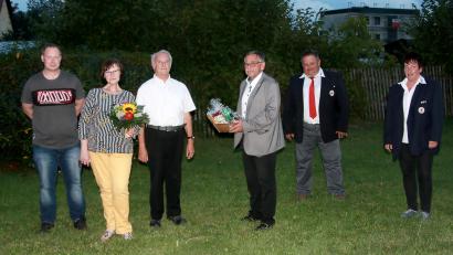 Bild: wro
Dem 70-jährigen Wilfried Arnold (Dritter von links) gratulierten Sohn Ralf und Ehefrau Christine (von links). Die Glückwünsche der BRK-Bereitschaft Wiesau und des BRK-Kreisverbandes überbrachten Conny Klarner, Robert Wolfrum und Richard Wagner (von rechts).