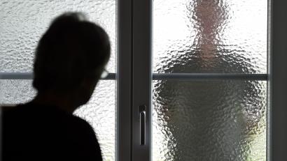 Symbolbild: Angelika Warmuth
Wer einer anderen Person regelmäßig auflauert oder sie wiederholt belästigt, landet ab Oktober schneller vor Gericht als bisher.