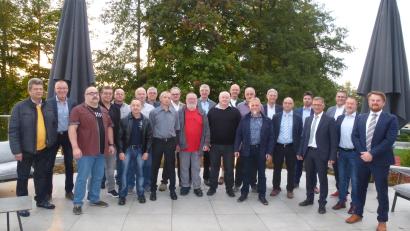 Bild: bk
Sie stehen seit 25, 40 und 45 Jahren hinter ihrem Unternehmen. Die langjährigen Mitarbeiter mit Werksleiter Gerhard Ruhland (Vierter von rechts), Personalchef Marco Götz (rechts) und weitere Betriebsleiter.