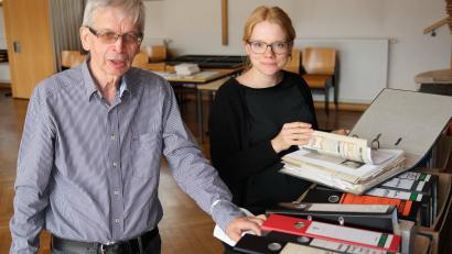 Bild: Hirsch
Autorin Maria Schubert (rechts) stöbert für ein Buchprojekt in den Akten von WAA-Gegner Wolfgang Nowak (links).