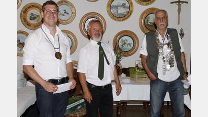 Bild: Hans-Erich Jenke/exb 
Der neue Schützenkönig der Wernberger Armbrustschützen heißt Fritz Loew (rechts). Gildemeister Georg Rebl (Mitte) gratulierte ihm und dem Ritter Stefan Kaiser (links).