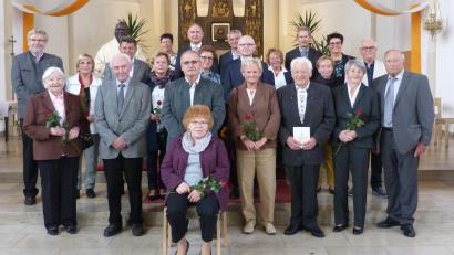 Bild: hok
Zwei Ehepaare, die vor 60 Jahren vor der katholischen Kirche ja zueinander gesagt haben, Johann und Rosina König und Martin und Maria Kummer mit Paaren, deren Eheschließung 55, 45, 40 und 35 Jahre zurückliegen.