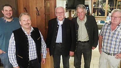 Bild: ld
Neuer Vorsitzender der Jagdgenossenschaft ist Florian Söllner (links). Der Vertrag mit Jagdpächter Josef Scherm (rechts) wurde ab 2022/2023 um neun Jahre verlängert. Auch Bürgermeister Bernhard Schindler (Zweiter von links) nahm an der Versammlung teil. Die Kasse führt Hans-Jürgen Schmidt, Beisitzer ist Max Frank (Dritter und Vierter von links).