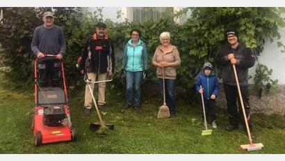Bild: soj
Fleißige Helfer im Pfarrgarten, (von links) Pfarrgemeinderatssprecher Hans Enders, Rudi Rubenbauer, Marion Hoffmann, Annemarie Wolf und Kirchenpfleger Stefan Kausler mit Sohn Fabian.