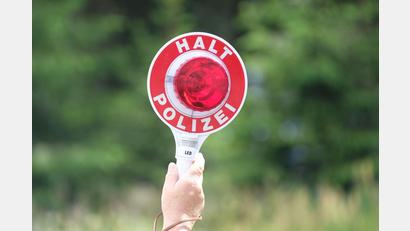 Symbolbild: Sebastian Willnow/zb/dpa
Eine Polizistin hält während einer Polizeikontrolle eine rote Winkerkelle in die Höhe. In Amberg entzog sich am Montag ein 17-Jähriger auf einem Roller zunächst einer Verkehrskontrolle, wurde dann aber doch erwischt.