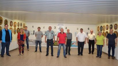 Bild: gi
Der Kapellenförderverein Gebhardsreuth wird von diesem Führungsteam, an der Spitze Reinhold Baier (Mitte), die nächsten drei Jahre geführt. Den Neugewählten gratulierten Pfarrer Udo Klösel und Zweiter Bürgermeister Bernhard Rom.