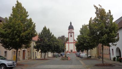 Bild: amö
Die Bäume am oberen Marktplatz wachsen über die Dachrinnenhöhe hinaus.