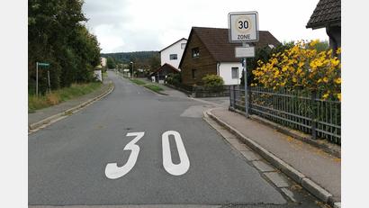 Bild: Portner
Im Kapellenweg ist die „Zone 30“ deutlich ersichtlich. Trotzdem sind hier viele motorisierte Verkehrsteilnehmer schneller unterwegs.