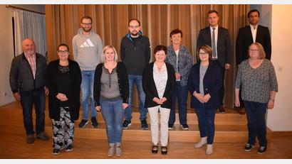 Bild: soj
Die Mitglieder des Ebnather Kirchenchores kamen wieder zu einer Versammlung mit Neuwahlen zusammen. Auf dem Bild (vorne, von links) Chorleiter Huber Knott, Daniela Müller, Nadine Prechtl, Vorsitzende Karin Kuhbandner, Eva-Maria Baldauf und Annemarie Wartinger sowie (hinten, von links) Johannes Kuchenreuther, Thomas Knott und Margot Pürner. Bürgermeister Wolfgang Söllner und Pfarrer Pater Anish George gratulierten dem neuen Vorstand.