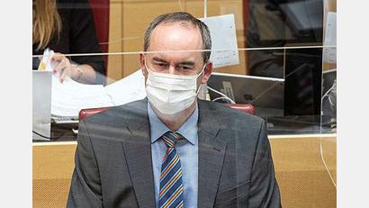 Bild: Foto: Matthias Balk/dpa 
Hubert Aiwanger, Wirtschaftsminister und Landesvorsitzender der Freien Wähler in Bayern, sitzt während einer Plenarsitzung im bayerischen Landtag an seinem Platz.