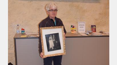 Bild: wku
Seniorenbeauftragte Jeanette Woodroffe erklärt an einem alten Hochzeitsbild, wie viele Ehepaare ihr Versprechen ernst nehmen, in guten wie in bösen Tagen zusammen zu halten und den anderen auch bei einer Demenzerkrankung zu pflegen.