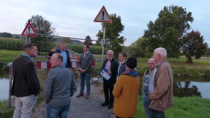 Bild: hme
Die Mitglieder der Pirker CSU vor der gesperrten Brücke