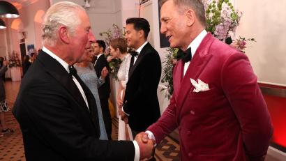 Bild: Chris Jackson/dpa
Der britische Prinz Charles (l), Prinz von Wales, spricht mit Bond-Darsteller Daniel Craig bei seiner Ankunft zur Weltpremiere des neuen James Bond Films "No Time To Die".
