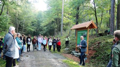 Bild: stg
Im Kemnather Herrenholz enthüllte Bürgermeister Roman Schäffler (Dritter von rechts) mit zahlreichen Gästen vier Tafeln mit vielen Informationen zu den Themen Schulwald, Zukunftswald und Waldkindergarten.