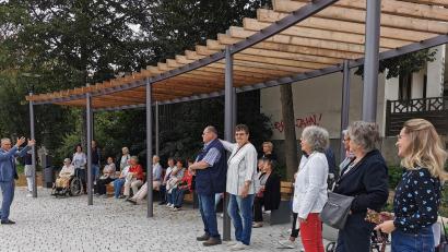 Bild: exb/Cornelia Stahl
Der Spaziergang von „Leben plus“ führte in den neu gestalteten Mühlbachpark. Informationen aus erster Hand erhielten die Teilnehmer durch Bürgermeister Franz Stahl.