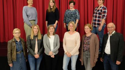 Bild: do
Der neue Vorstand des Kindergarten-Fördervereins mit Vorsitzender Andrea Wiesend (vorne, Dritte von rechts) und Kita-Leiterin Waltraud Wagner (links).