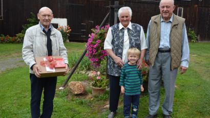 Bild: jr
Im heimischen Garten entstand dieses Bild des Jubelpaares Betty und Helmut Männer mit Urenkel Max, sowie Waldsassens Zweitem Bürgermeister Karlheinz Hoyer (links). Gefeiert wurde im Kreise der Familie.