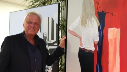 Bild: Hirsch
Künstler Andreas Hindemith stellt derzeit in den Räumen der Sparkasse aus. Das Bild mit dem Titel „Im Museum Nr. 4“ gehört zu seinen Lieblingswerken.