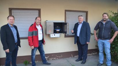 Bild: ak
Bürgermeister Christian Porsch, Karl Bernet vom BRK, TSV-Vorsitzender Manfred Porsch und Entwicklungsmanager Tobias Hofmann sind froh über den neuen Defibrillator. Es ist bereits das 14. Gerät im Gemeindegebiet.