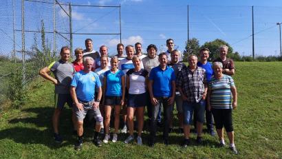 Bild: Rainer Ehlerding/exb
25 Teilnehmer gingen beim Tennisfreundschaftsspiel auf die Courts.