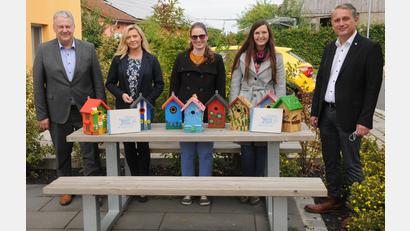Bild: Joachim Gebhardt
Sie freuen sich über die gelungenen Nistkästen (von links): Landrat Richard Reisinger, Nicole Graf, Anita Vieracker, Katharina Schenk und Bürgermeister Hermann Böhm.