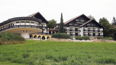 Bild: wro
Die Revitalisierung des Steinwaldhauses ist jetzt auch im Stadtrat beschlossene Sache. Die Maßnahmen im Erholungsort Pfaben waren Gegenstand einer Aussprache. Nach Angaben des Bauherrn, ZHG Erbendorf GmbH, wird das Drehrestaurant zurückgebaut.