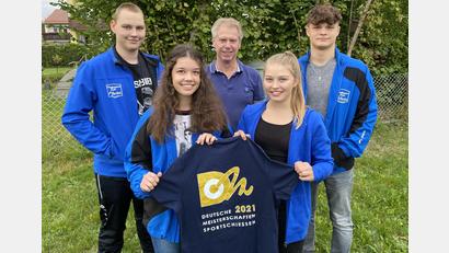 Bild: nza
Trainer Wolfgang Schraml (hinten, Mitte) mit seinen Teilnehmern an der Deutschen Meisterschaft: (von links) Felix Völkl, Christin Paukner, Sophie Härtl und Jakob Tretter. Nicht im Bild: Johannes Schieder.