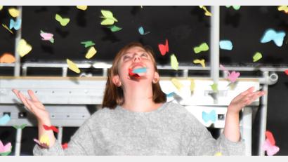 Bild: Tobias Schwarzmeier
LTO-Pressesprecherin Verena Piehler stellt sich für einen Test eines Effekts im Stück „Werkstatt der Schmetterlinge“ zur Verfügung. Am Theatertag am Sonntag können Besucher einen Blick hinter die Theaterkulissen werfen.