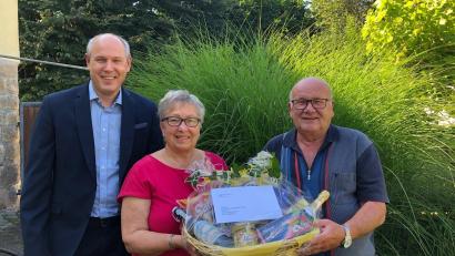 Bild: flt
Stellvertretender Bürgermeister Markus Preisinger (links) konnte Elisabeth und Gerhard Walter aus Wildenau vor kurzem zur goldenen Hochzeit gratulieren.