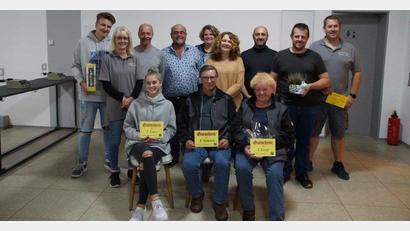 Bild: njn
Einige der Teilnehmer des Kirwa-Schießens mit den Gewinnern (sitzend von links) Selina Schäfer, Manfred Kraus und Tatjana Mathes sowie Alois Helgert (Vierter von links) und Stefan Pregler (rechts).