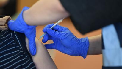 Bild: Felix Kästle/dpa
Wer Fragen zur Impfung hat, kann künftig zur Impfaufklärungssprechstunde kommen.