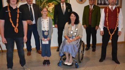 Bild: jr
Neue Regentinnen gibt es bei den Schützen in Königshütte. Im Bild (von links) Maximilian Dietz, Bürgermeister Johann Burger, Jugendkönigin Amelie Rath, Gauschützenmeister Manfred Zölch, Schützenkönigin Doris Scharnagl-Lindinger, Vorsitzender Eberhard Kirchner und Thorsten Härtl.