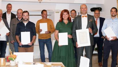 Bild: lst
Geschäftsführer Harald (Fünfter von rechts) und Geschäftsleiterin Andrea Gollwitzer (Siebte von rechts), die beide selbst geehrt wurden, Ludwig Gollwitzer (Dritter von links) sowie die Prokuristen und Geschäftsführer Hans Götz, Christian Stolper, Manfred Brunner und Andreas Striegl zeichneten langjährige Mitarbeiter der Spezialtiefbaufirma Gollwitzer aus.