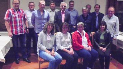 Bild: rfi
Bürgermeister Ludwig Gürtler, Sven Stock, Marco Klier, Alfred Eckl, Norbert Dobmeier, Michael Bartmann, Bernhard Walter, Michael Karl, Uli Maier und Bernhard Ottl (stehend von links). Traudl Glas, Edeltraud Zitzmann, Simone Friedl, und Christine Kick (sitzend von links).
