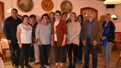 Bild: gi
Der Vorstand des Katholischen Frauenbunds Etzgersrieth um Vorsitzende Lisa Ach (Sechste von rechts) stellt sich neu auf. Dazu gratulierten Pfarrer Udo Klösel (links), Bezirksvorsitzende Martha Bauer und Marktrat Fritz Steinhilber (von rechts).