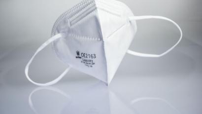 Symbolbild: Frank Rumpenhorst
Masken werden am Platz in Schulen demnächst überflüssig.