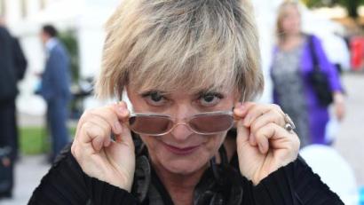 Bild: Felix Hörhager/dpa
Gloria Fürstin von Thurn und Taxis schaut im vergangenen Jahr beim Sommerempfang des Bayerischen Landtags im Garten von Schloss Schleißheim bei München über ihre Brille.