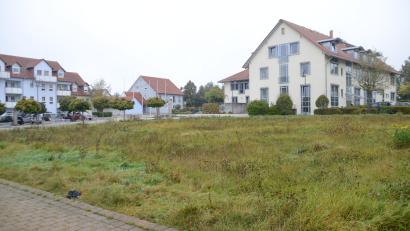 Bild: ak
Das Bild zeigt das Baugrundstück des geplanten Mehrfamilienwohnhauses für zwölf Parteien südlich des Rathauses in Speichersdorf.