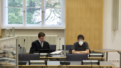 Bild: mib
Der 47-jährige Angeklagte (rechts) bestreitet die Vorwürfe.