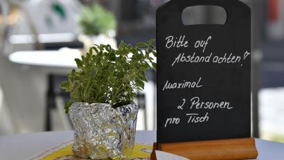 Symbolbild: Martin Schutt/dpa
Die Abstandsregel in der Gastronomie gilt weiter, die 3G-Regeln entfällt in Weiden aber wieder.