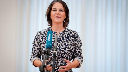 Bild: Kay Nietfeld
Annalena Baerbock, Bundesvorsitzende von Bündnis 90/Die Grünen, gibt eine Pressekonferenzen zu den bevorstehenden Sondierungsgesprächen.