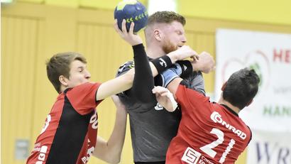Archivbild: Ziegler
Ordentlich zur Sache ging es im letzten Derby zwischen der HG Amberg und dem HC Sulzbach, das die Herzogstädter im Dezember 2019 mit 27:24 gewannen. Im Bild wird der Amberger Sean Turner (Mitte) von den Sulzbachern Benjamin Termer (links) und Pavel Schut in die Zange genommen.

Bild: Ziegler