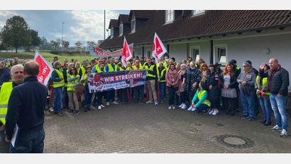 Bild: Wamser/exb
Der Auftakt zum dreitägigen Warnstreik zur Tarifrunde des Groß- und Außenhandels ging für die Firma Stahlgruber am Mittwoch auf der Sportanlage des SV Hahnbach über die Bühne. Im dortigen Streiklokal versammelten sich etwa 170 Beschäftigte des Logistikzentrums im Industriepark Ost.