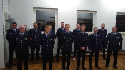 Bild: Josef Dagner/exb
Jetzt folgte die zweite Gruppe mit Von links Thomas Weidner, Alfons Huber, Wolfgang Reichl, Ludwig Dagner, Stefan Kummer, Sebastian Wolfram, Alexander Pamler, Florian Bauer, Raimund Pamler, Wolfgang Striegl, Josef Dagner Martin List ihren Kameraden mit der Abnahme der Leistungsprüfung Gruppe im Löscheinsatz.