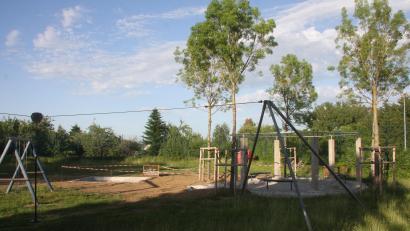 Bild: wro
Die unverändert 20 Meter lange Seilbahn im Kinderspielplatz „Kreinzl“ thematisierte Bürgermeister Reger im Tagesordnungspunkt „Status Projekte“. Das Bild wurde vor einigen Wochen während der Baumaßnahme aufgenommen.