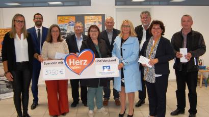 Bild: sm
Die Volksbank spendet 3750 Euro an die Neustädter Schulen. Geschäftsstellenleiterin Pia Alwang (links) übergab mit Regionalmarktleiter Gerhard Röbl (Zweiter von links) die Spendenkuverts.