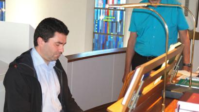 Bild: Hirsch
Organist Andreas Merl zieht auf der sanierten Orgel alle Register. Sehr zur Freude des Vorsitzenden des Kirchenbauvereins Ettmannsdorf, Stefan Wenisch (rechts).